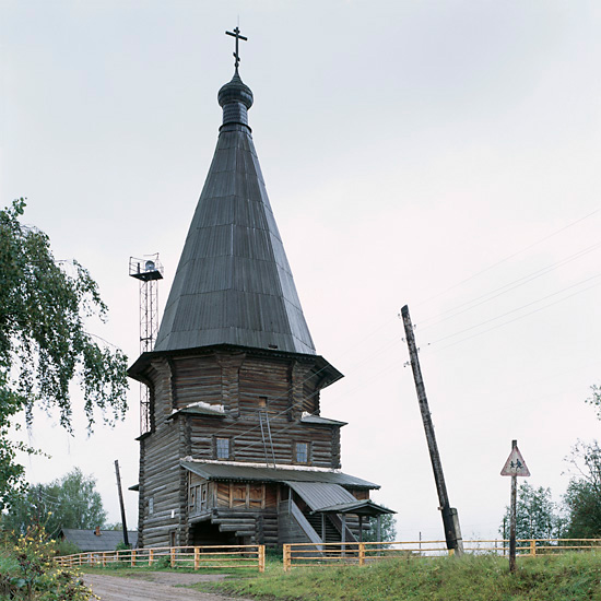 http://www.richarddavies.co.uk/woodenchurches/pictures/1_Verkhniaya_Uftiuga_Aug02.jpg